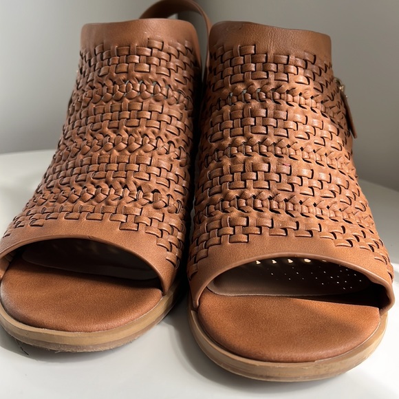 Universal Thread sandals - Picture 2 of 6